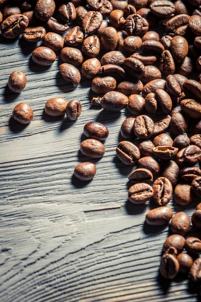 Kaffeesamen auf Holztischhintergrund nein. 2 — Stockfoto