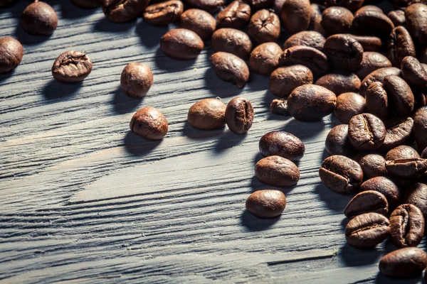 Семена кофе на фоне деревянного стола нет. 3 недели — стоковое фото