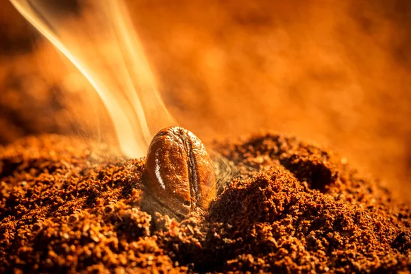 Grano tostado aroma de café que emite — Foto de Stock