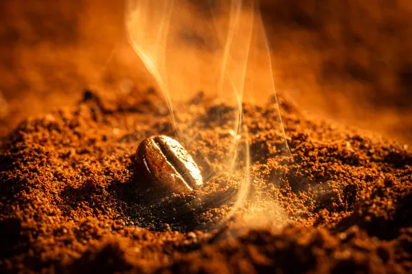 Крупный план один сожженный кофейных зерен — стоковое фото