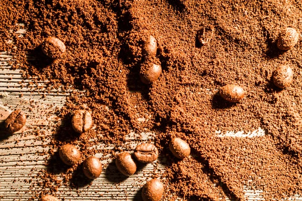 Семена кофе и зерновой фон — стоковое фото