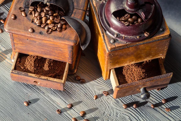 Café molido en las amoladoras anticuadas — Foto de Stock