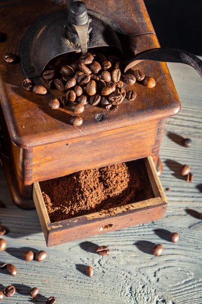 Macinino da caffè vecchio stile e chicchi di caffè — Foto Stock