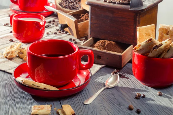 Freshly brewed coffee served in a red cup — Stock Photo, Image