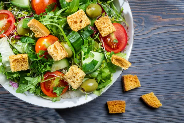 Primer plano de ensalada César saludable con croutons — Foto de Stock