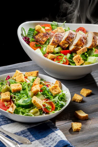 Frisch gebackenes Huhn und Salat caesar — Stockfoto