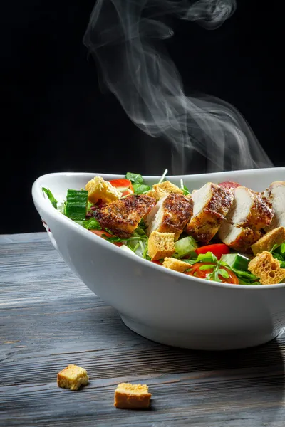 Vapor subindo de um frango assado na salada — Fotografia de Stock