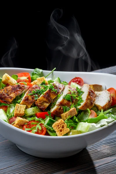 Жареная курица и свежие овощи в качестве здорового салата — стоковое фото