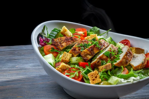 Gesunder Salat mit Gemüse und Hühnchen — Stockfoto