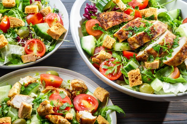 Primer plano de tres ensaladas saludables con verduras —  Fotos de Stock