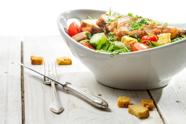 Крупный план на свежем салате с курицей на белом фоне — стоковое фото