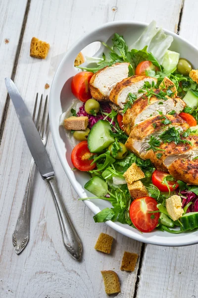 Ensalada saludable hecha con verduras frescas — Foto de Stock