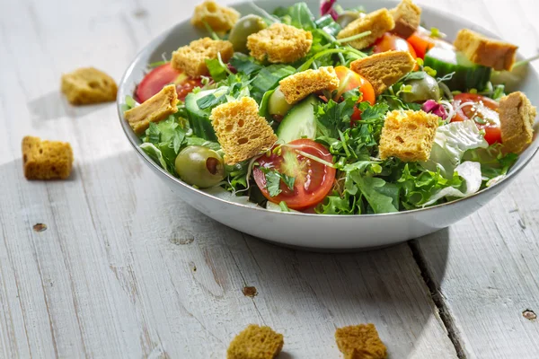 Nahaufnahme von frischem Salat mit Croutons und Hühnchen — Stockfoto