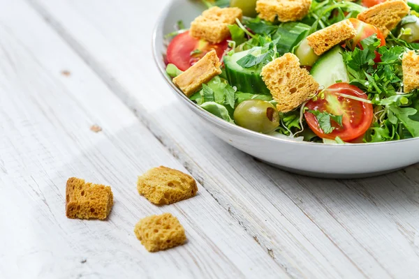 Close-up em uma salada César fresca feita de legumes — Fotografia de Stock