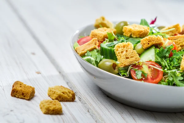 Close-up on a fresh arugula salad with tomatoes — Stock Photo, Image