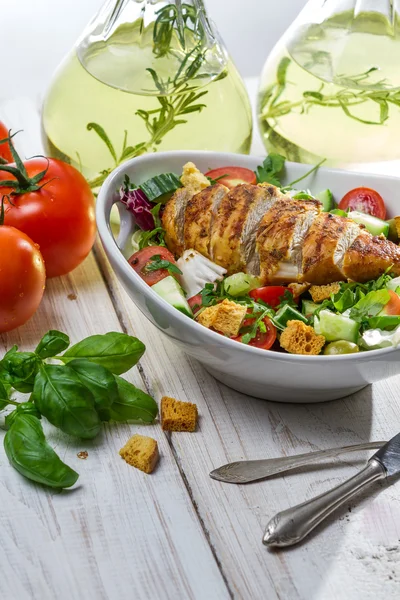 Salade saine avec poulet et huile d'olive — Photo