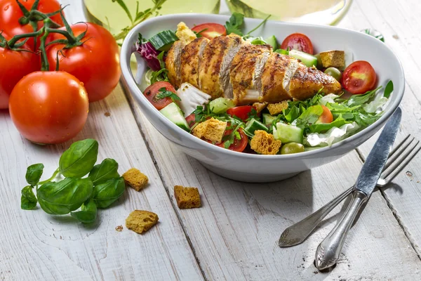 Closeup de salada saudável com frango e ingredientes — Fotografia de Stock