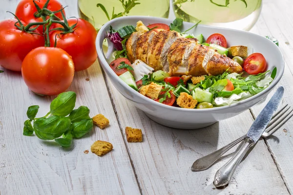 Salada Caesar e ingredientes frescos — Fotografia de Stock
