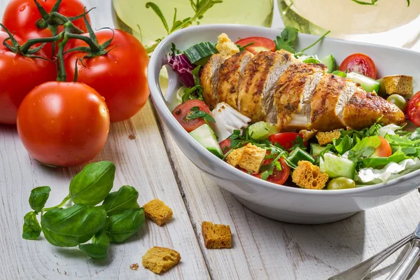 Primer plano de ensalada César e ingredientes frescos —  Fotos de Stock