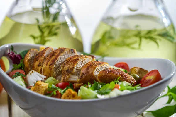 Bir arka plan şişe zeytinyağı Tavuk salatası — Stok fotoğraf