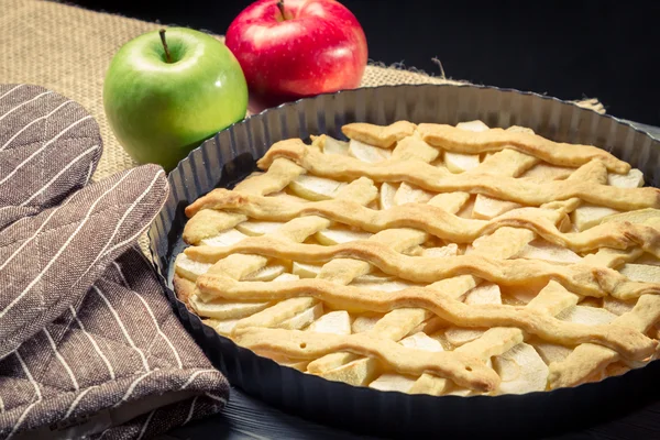 Closeup torta de maçã recém-assada com frutas — Fotografia de Stock