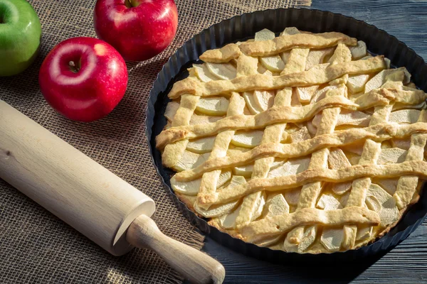 Torta de maçã recém-assada com rolo de pino — Fotografia de Stock