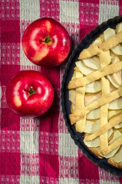 Torta de maçã na mesa com toalhas de chá — Fotografia de Stock