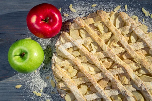 Torta de maçã com amêndoas, açúcar de confeiteiro e maçãs — Fotografia de Stock