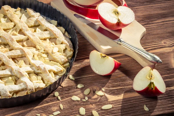 Nahaufnahme von frisch geschälten Äpfeln für Apfelkuchen — Stockfoto