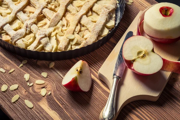 Frisch geschälte Äpfel für Apfelkuchen — Stockfoto