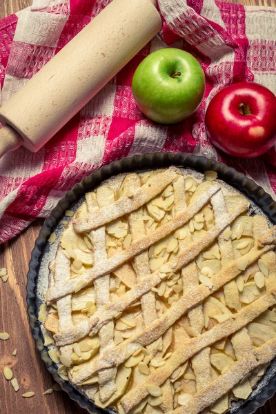 Torta de maçã de close-up com ingredientes frescos — Fotografia de Stock