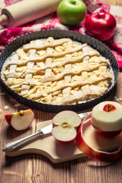 Apfelkuchen mit frischem Obst auf altem Tisch — Stockfoto