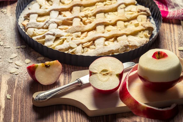 Produkte auf frischem Apfelkuchen — Stockfoto