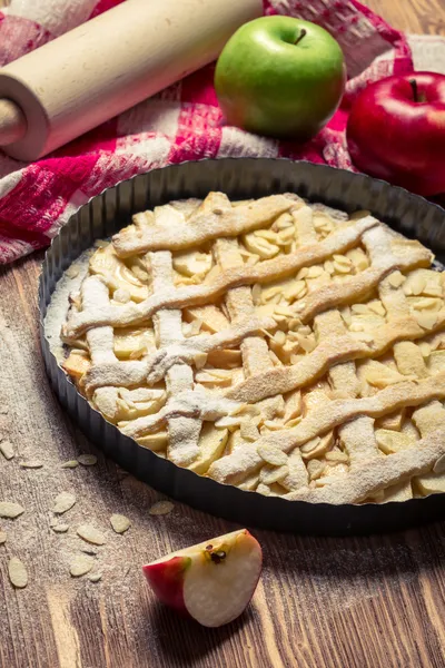 Torta de maçã com frutas e ingredientes frescos — Fotografia de Stock