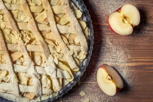 Bratäpfel und Apfelkuchen mit Puderzucker verziert — Stockfoto