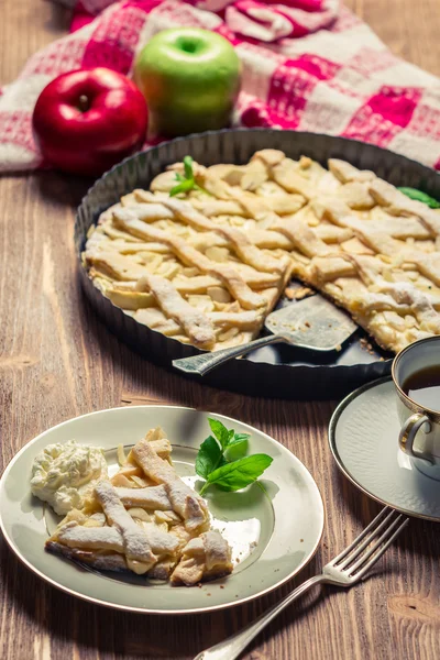 Свіжий запечений яблучний пиріг, поданий на тарілці — стокове фото