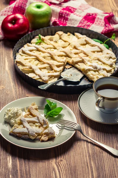 Pedazo de pastel de manzana servido con café —  Fotos de Stock