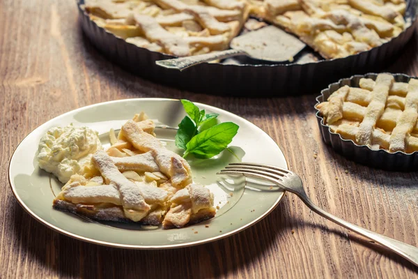 Nahaufnahme eines Stücks Apfelkuchen mit Sahne — Stockfoto