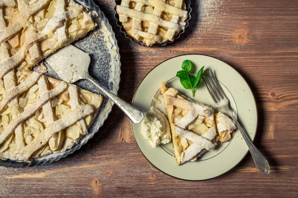 Apfelkuchen serviert mit Sahne — Stockfoto