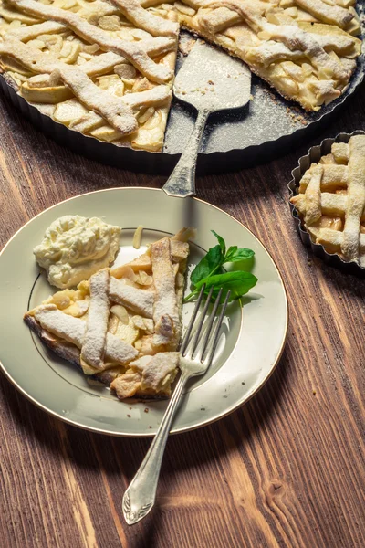 Apple pie with cream and mint leaf — Stock Photo, Image