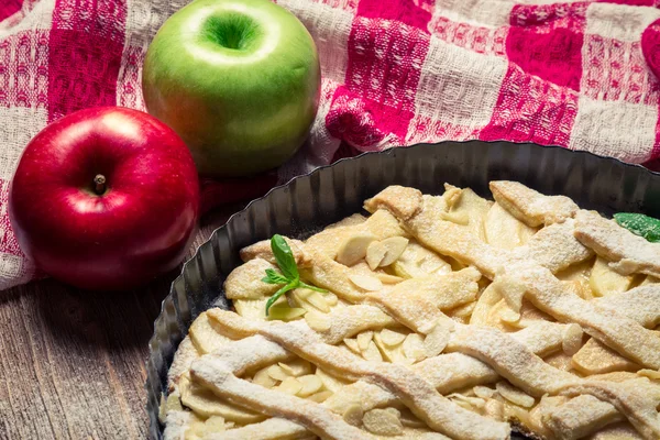 Duas maçãs e torta de maçã recém-assada em toalhas de chá — Fotografia de Stock