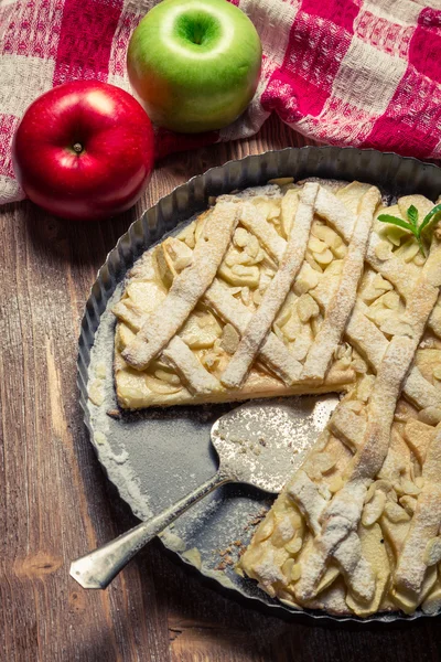 Äpfel und Apfelkuchen mit Puderzucker verziert — Stockfoto