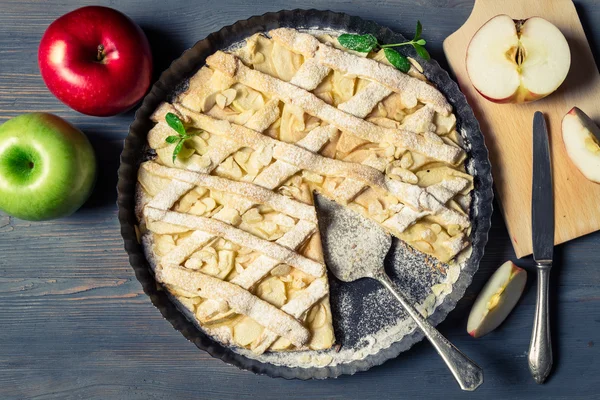 Färsk frukt och bakade äppelpaj — Stockfoto