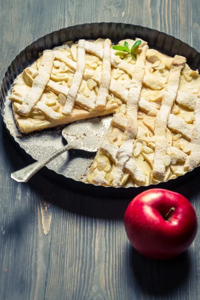 Torta de maçã cozida em uma bandeja de cozedura — Fotografia de Stock