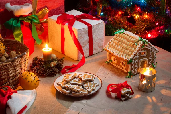 Conjunto de mesa de Navidad con pasteles de jengibre — Foto de Stock