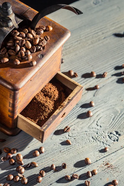 Old fashioned coffee grinder and coffee beans — Stock Photo, Image