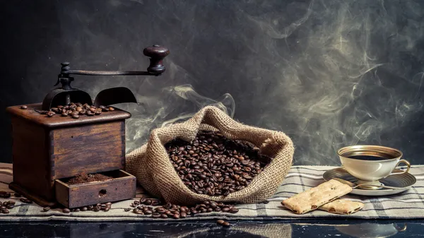Geruch von Vintage-Kaffeeaufbrühen auf Rauch-Hintergrund — Stockfoto