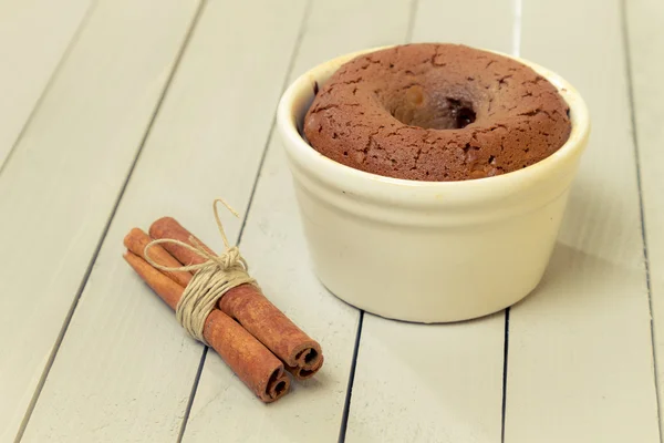 Muffin with liquid chocolate inside and cinnamon bark — Stock Photo, Image