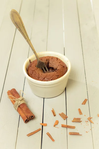 Eski ahşap masa üzerine tarçın ile çikolatalı kek — Stok fotoğraf
