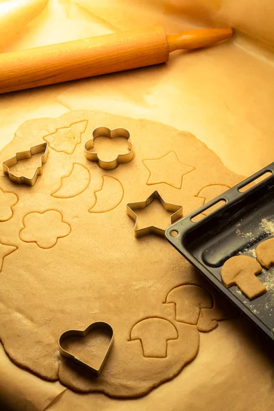 Galletas hechas de pan de jengibre justo antes de hornear —  Fotos de Stock